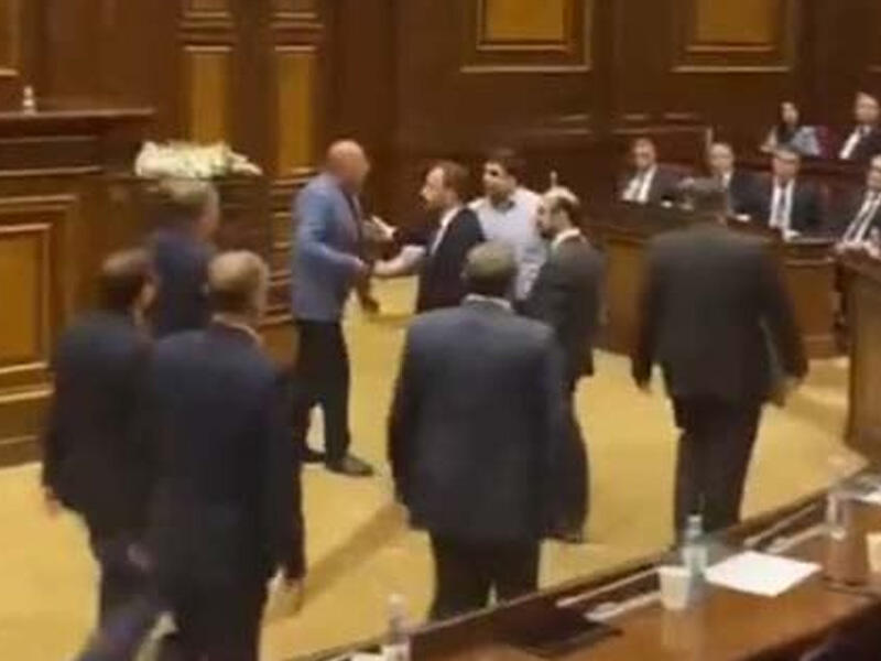 Ermənistan parlamentində yenə dava düşüb 