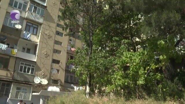Bakıda binada ilanlar kök salıb  Sakinlər təşvişdə 