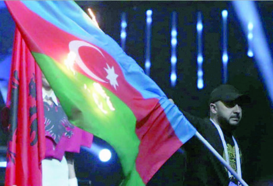 Azərbaycan bayrağını yandıran erməni