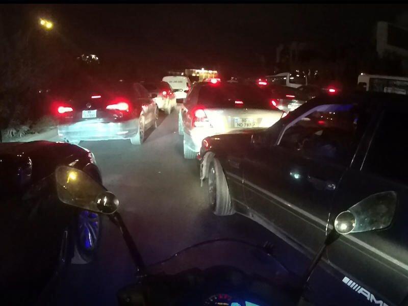 Bakıda bu yolda piyadalar maşınlardan "bərk" gedir