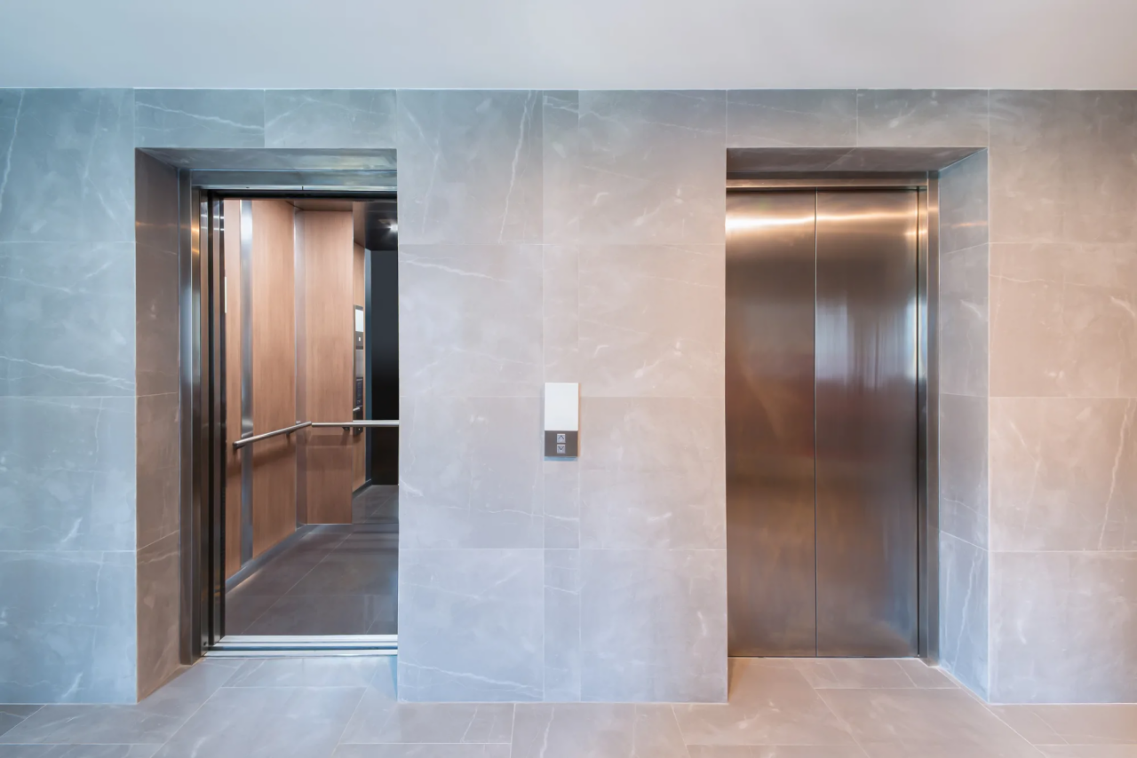 Dəhşətli anlar: 3 yaşlı uşaq lift şaxtasına düşdü –