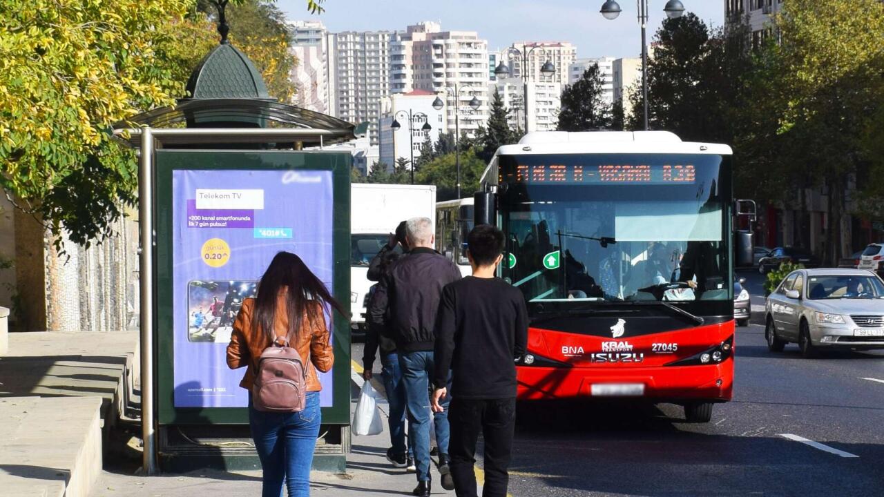 "BakuBus" sürücüsü ilə sərnişinlər arasında mübahisə yarandı