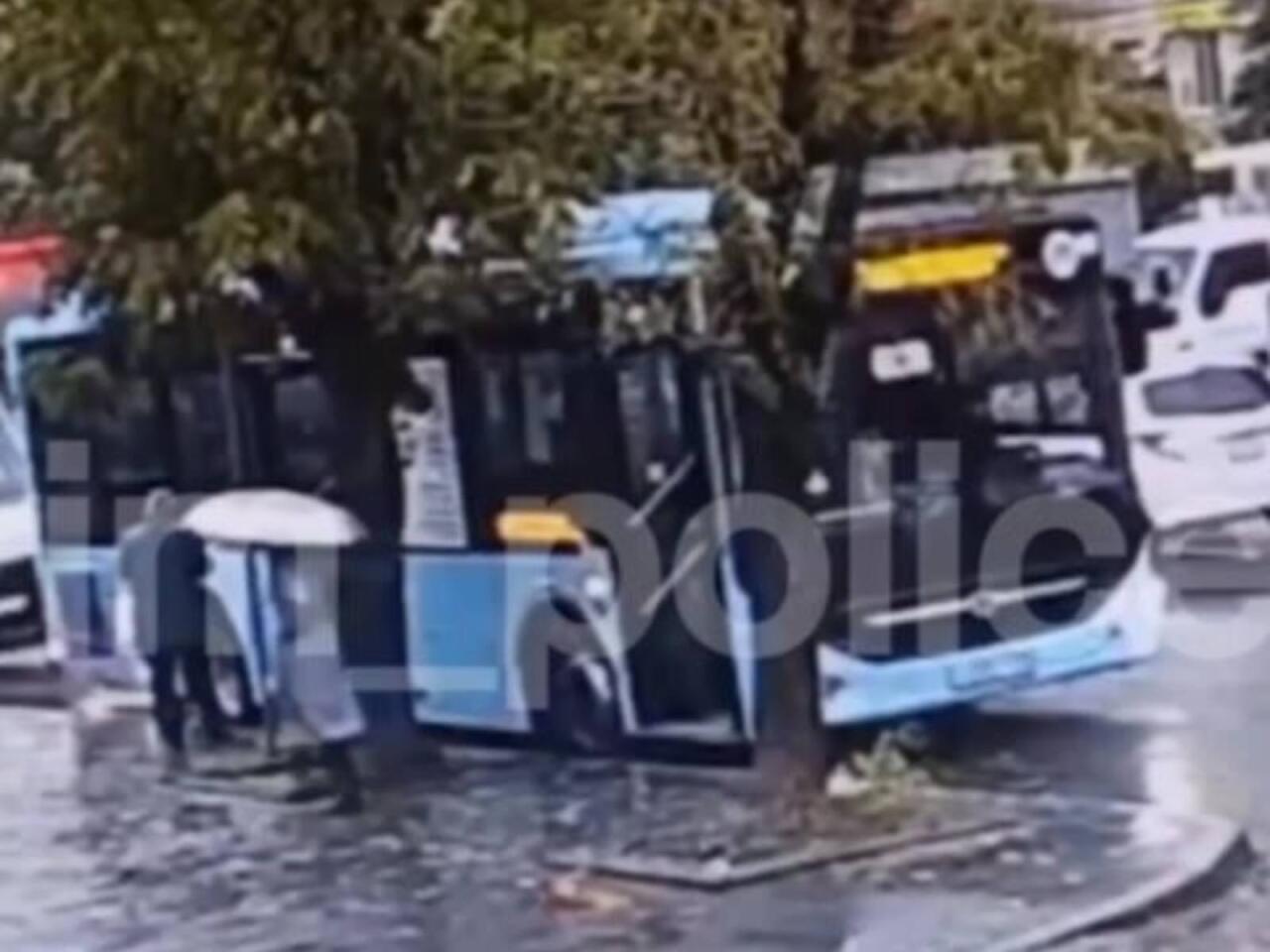 Yaşlı qadın avtobusun altında qaldı  VİDEO