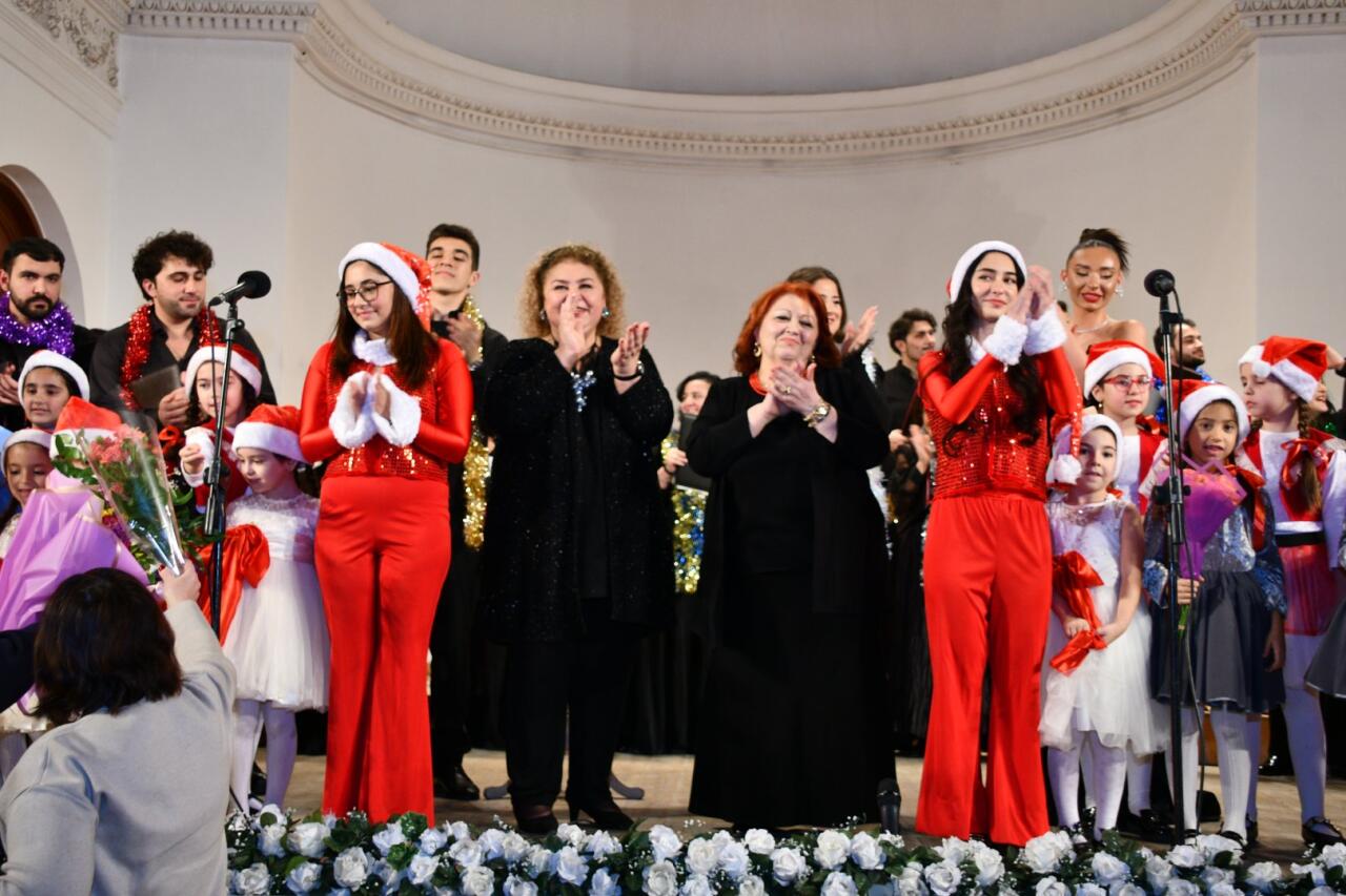 Dünya Azərbaycanlılarının həmrəyliyi günü və yeni ilə həsr olunmuş möhtəşəm konsert baş tutub  FOTO