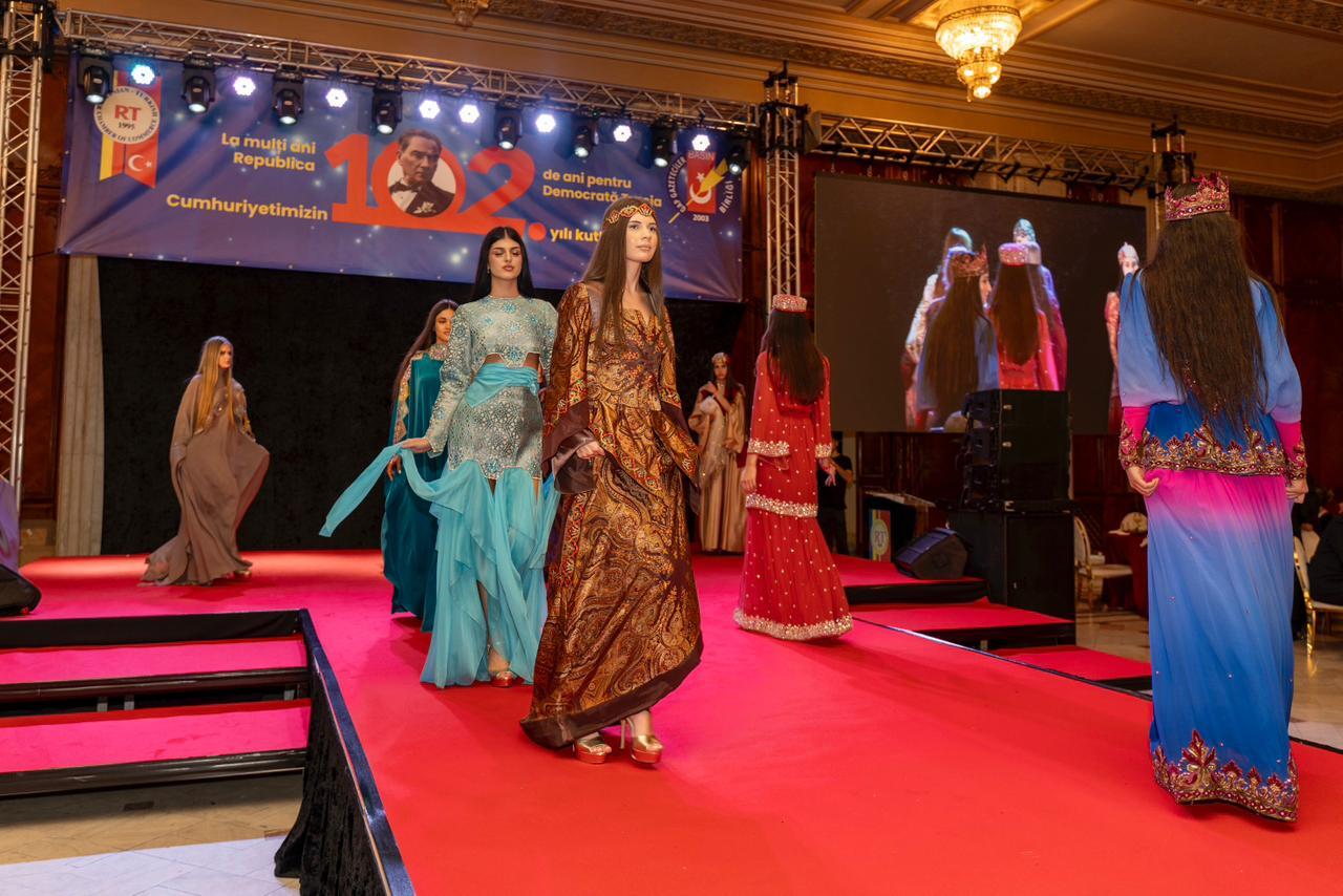 Gülnarə Xəlilovanın kolleksiyaları Rumıniya Parlament Sarayında təqdim olunub  dizayner nüfuzlu mükafata layiq görülüb  FOTO