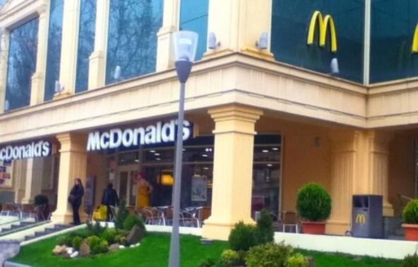 Bakıda atla “McDonalds”a gəldi, xidmət etmədilər –