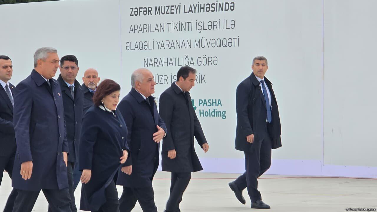 Dövlət və hökumət rəsmiləri Zəfər parkını ziyarət edirlər  FOTO
