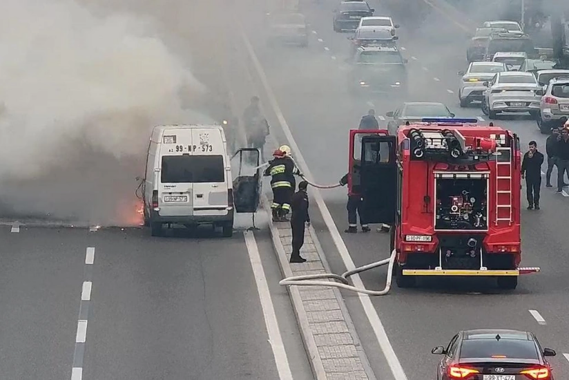 Heydər Əliyev prospektində maşın yanıb kül oldu 