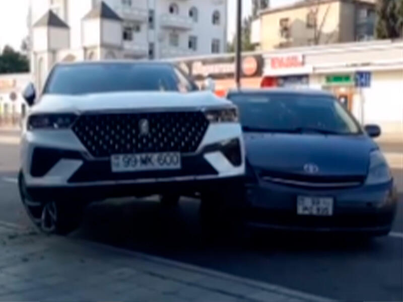 Bakıda avtomobil "Prius"un damına çıxdı  VİDEO
