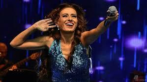 Səhnədə divanda uzanıb konsert verdi, rəqs etdi 