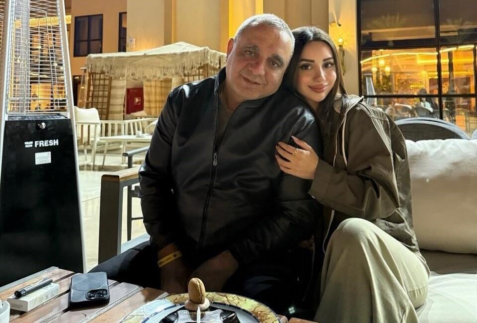 Azərbaycanlı müğənninin həkim qızı gözəlliyi ilə DİQQƏT ÇƏKDİ 