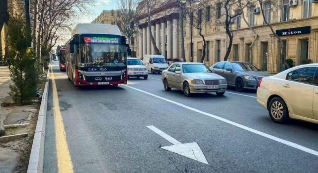 Bakıda divar aşdı, maşınlar əzildi 