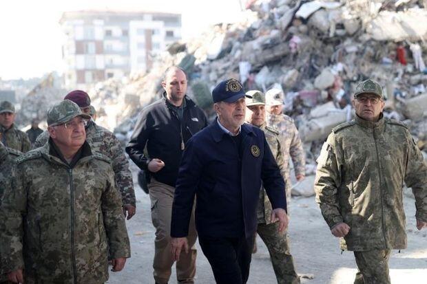 Hulusi Akar zəlzələ bölgəsində  FOTO