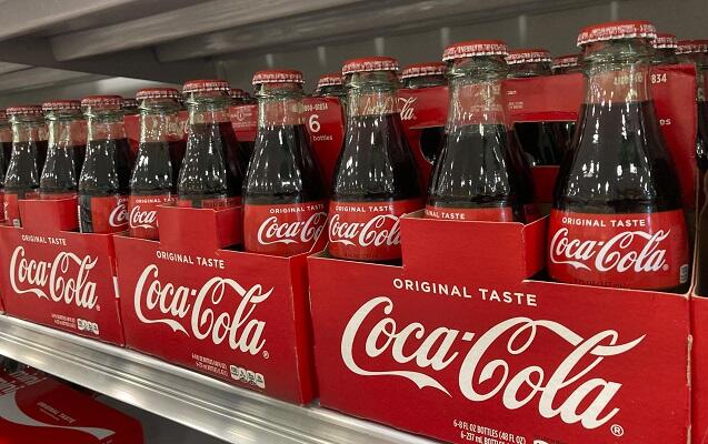 Azərbaycanda istehsal olunan yüzlərlə "CocaCola" küçəyə atıldı 