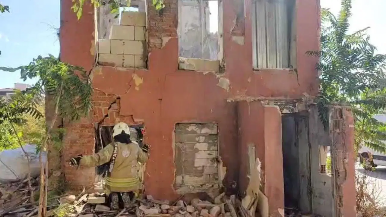 İstanbulda bina çökdü  Xilasedicilər səfərbər edildi
