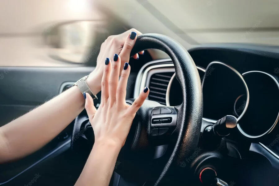 Xanımı maşını park edə bilmədi, k&ouml;mək əvəzinə, eyvandan &Ccedil;ƏKDİ 