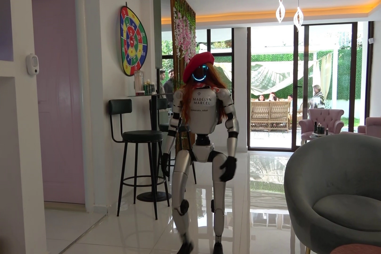 Çindən gələn robot gözəllik salonunda işə başladı  VİDEO