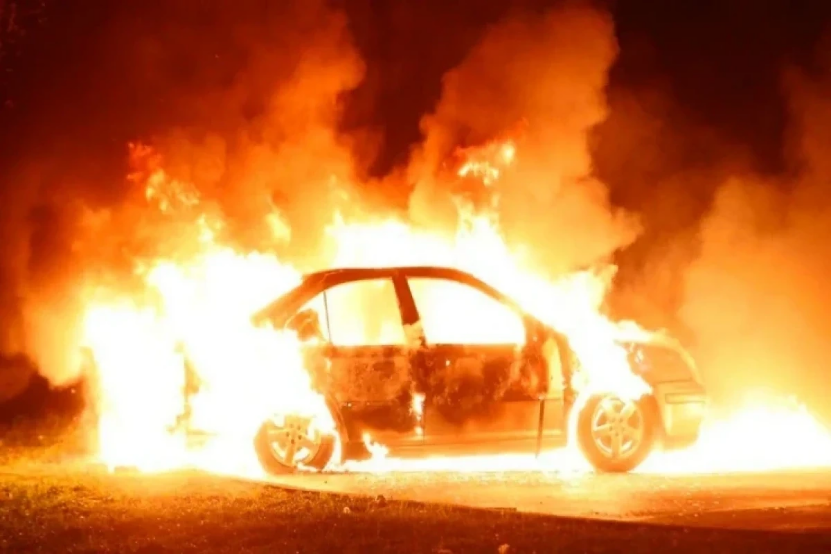 Bakıda Çin maşını yandı  Sürücü içindən çıxa bilmədi