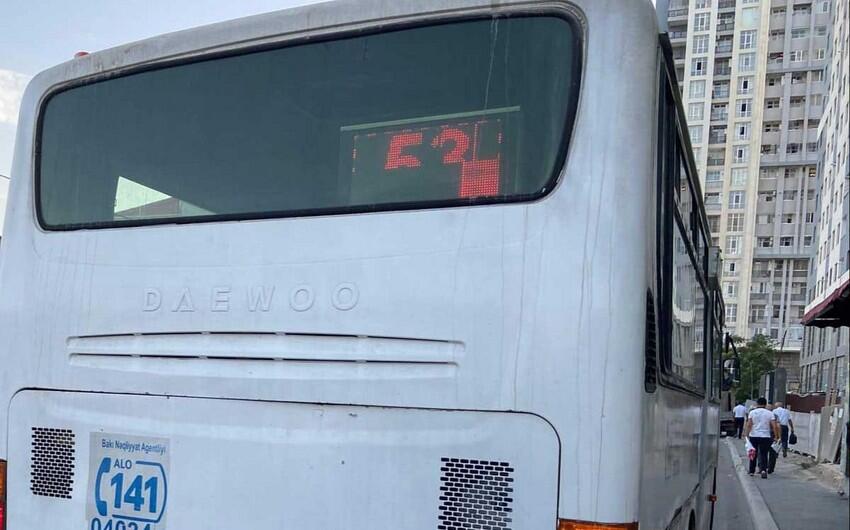 Sumqayıtda marşrut avtobusu işıq dirəyinə çırpıldı  yaralılar var 