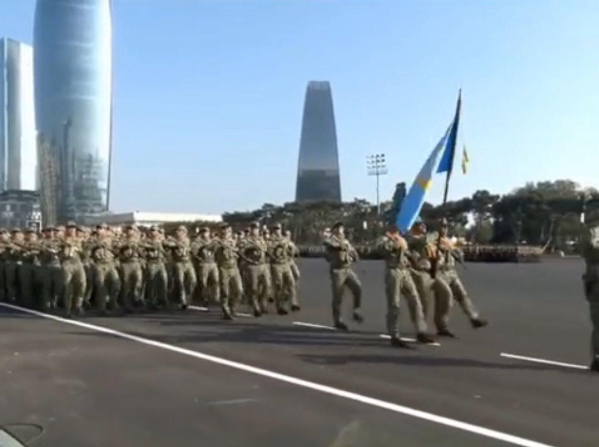 Hərbi paradda ilk dəfə yeni qoşun növü olan insansız sistem qoşunlarının parad heyəti keçib  VİDEO