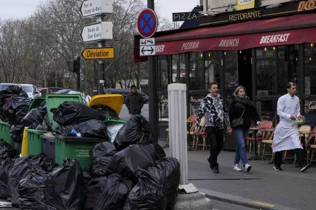Paris küçələrində 5 min tondan çox zibil yığılıb  VİDEO