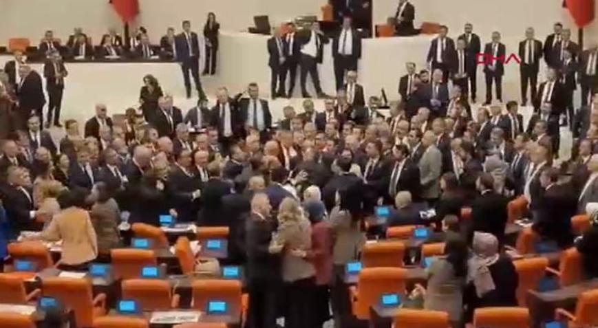 T&uuml;rkiyə parlamentində dava d&uuml;şd&uuml; 