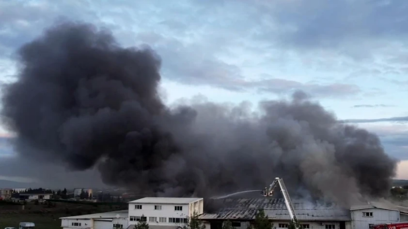 T&uuml;rkiyədə fabrikdə g&uuml;cl&uuml; yanğın başladı 