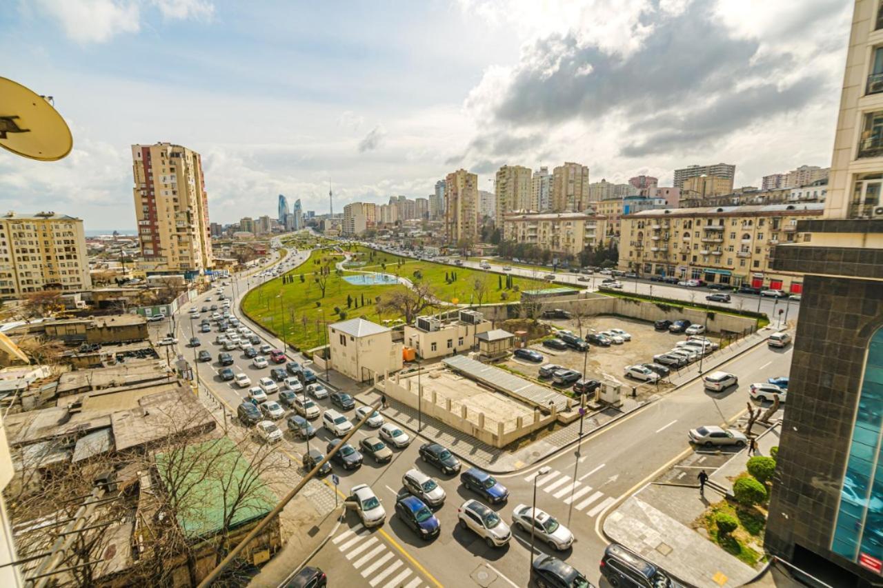 Bakıda məşhur yaşayış kompleksində hücum: mühafizəçi DÖYÜLDÜ  FOTO