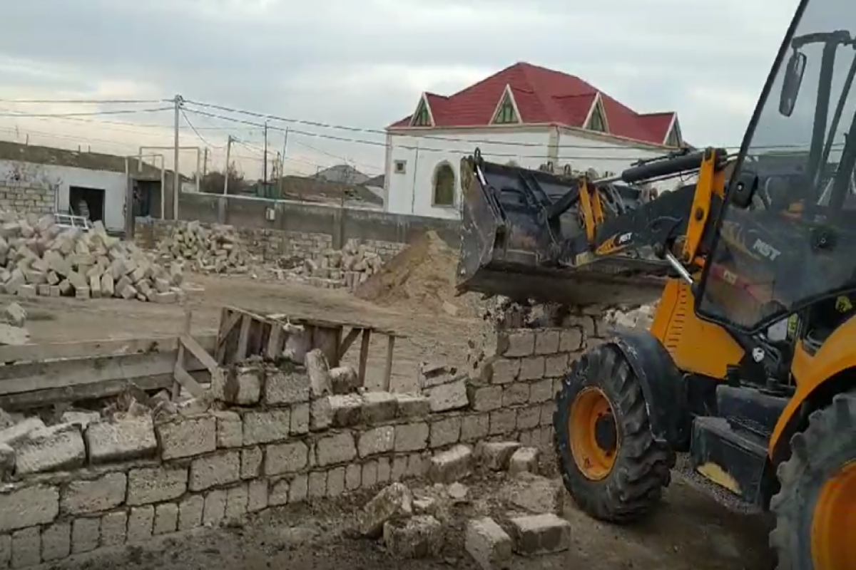 Bu ərazidə qanunsuz tikili söküldü 