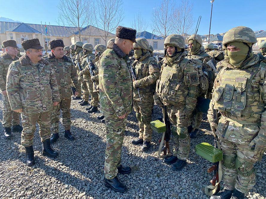 Baş Qərargah rəisi Ermənistanla sərhədə getdi  FOTO