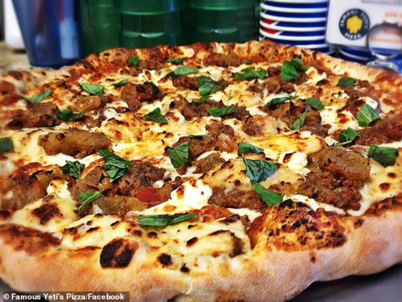Restoranda müştərilərə narkotikli pizza verdilər  85 nəfər zəhərləndi  FOTO