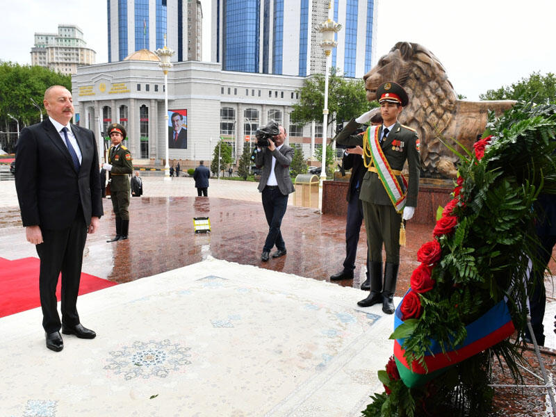 İlham Əliyev Düşənbədə İsmoili Somoni abidəsini ziyarət edib  FOTO