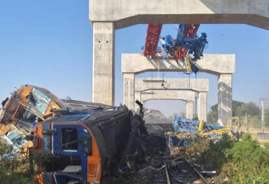 Tailandda kran qatarın &uuml;st&uuml;nə aşdı  &Ccedil;ox sayda &ouml;lən və yaralanan var