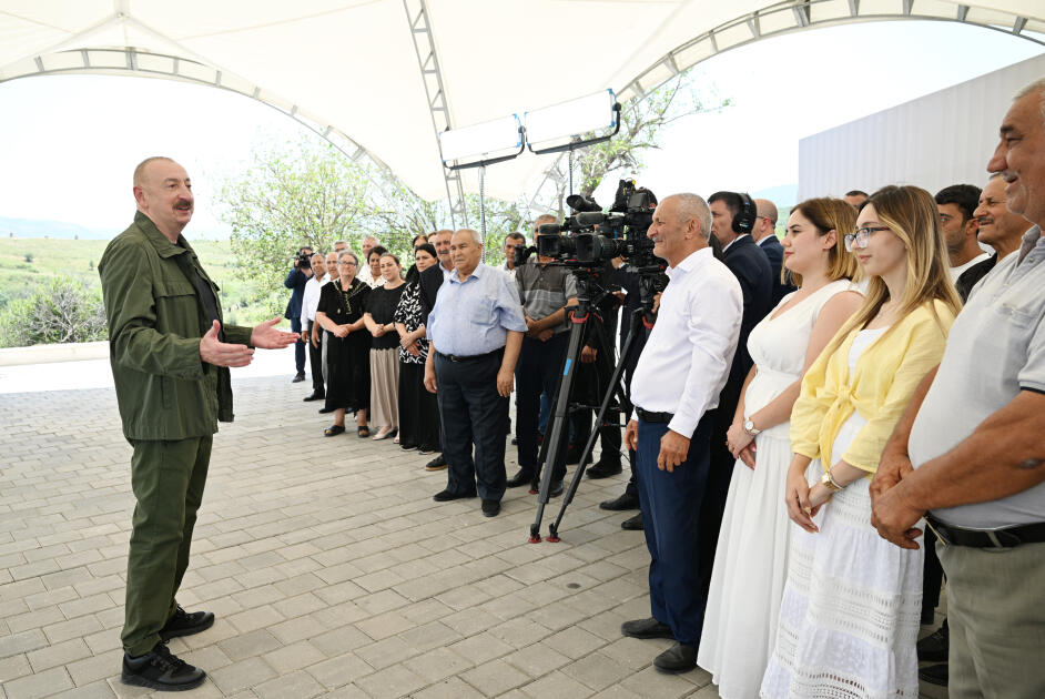 Prezident İlham Əliyevin Təzəbinə və Xanyurdu sakinləri ilə səmimi söhbəti  FOTO