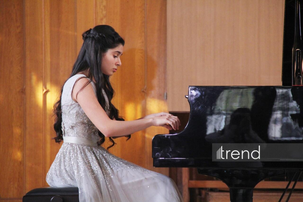 15 yaşlı vunderkind Aydan Nuriyeva d&uuml;nya klassikasını Azərbaycan poeziyası ilə birləşdirdi &ndash; FOTO