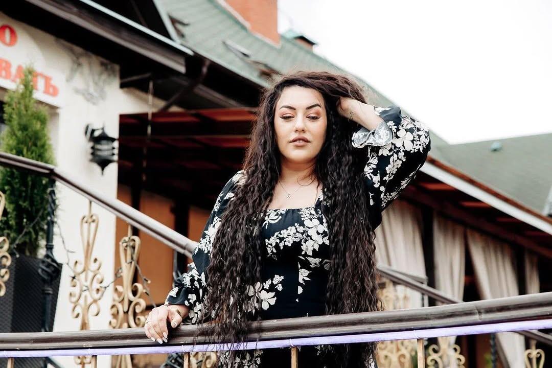 "Elə bil sənin arvadın orada oturub, o da lüt vəziyyətdə..."