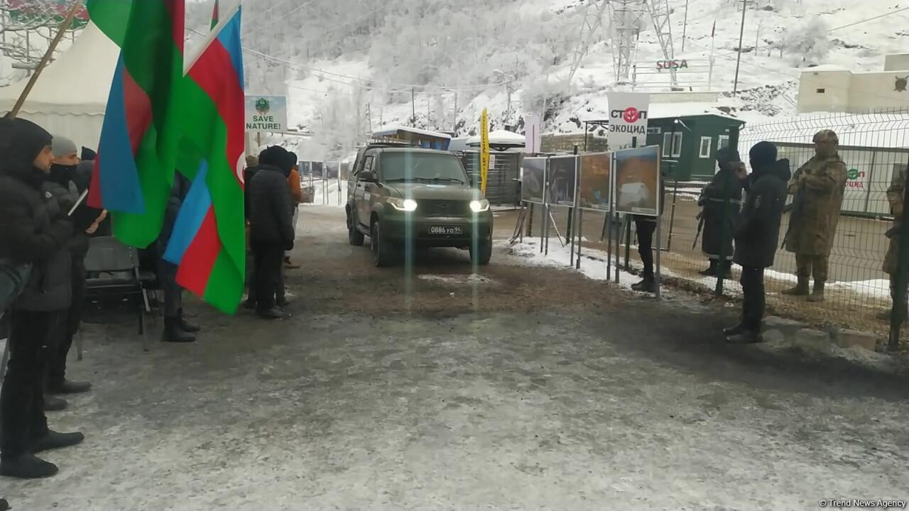 Rusiya sülhməramlılarına məxsus minik avtomobili Laçın yolundan keçib  FOTO