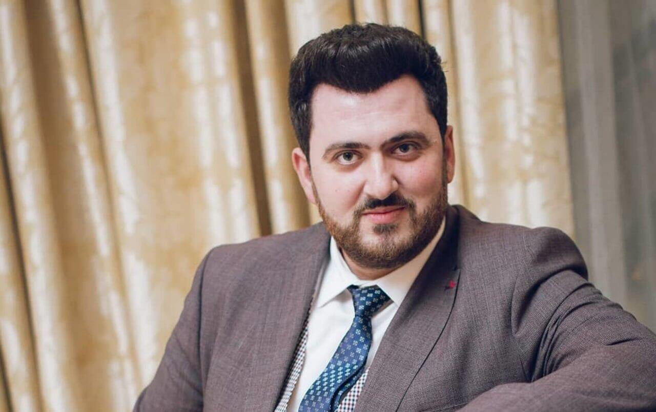 Həmin liseydə Əməkdar artistin &ouml;vladı da olub