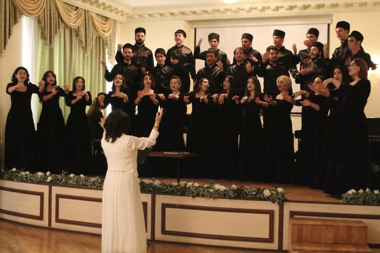 Cahangir Cahangirov adına Xor dahi bəstəkar  Üzeyir Hacıbəylinin 140 illik yubileyinə həsr olunmuş konsertlə çıxış edib  FOTO