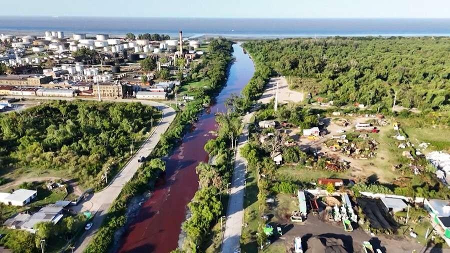 Okeana axan kanal qırmızı rəngə çevrildi  FOTO