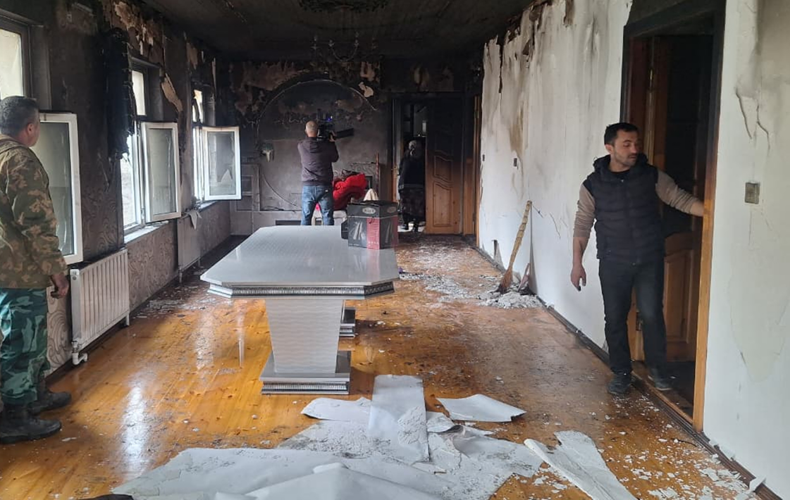 Oğrular m&uuml;rəbbə yeyib evi yandırdılar 