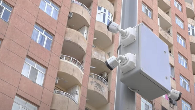 Təhlükəsizlik, yoxsa şəxsi həyata müdaxilə?  Yasamalda bəzi kameralar eyvanları çəkir