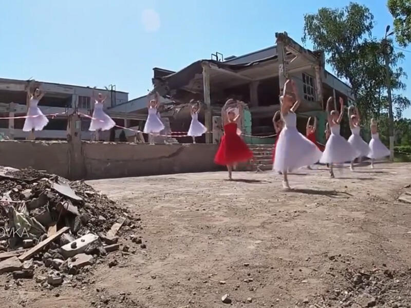 Xarkovda bombalanmış məktəbin xarabalıqları üzərində vals  VİDEO