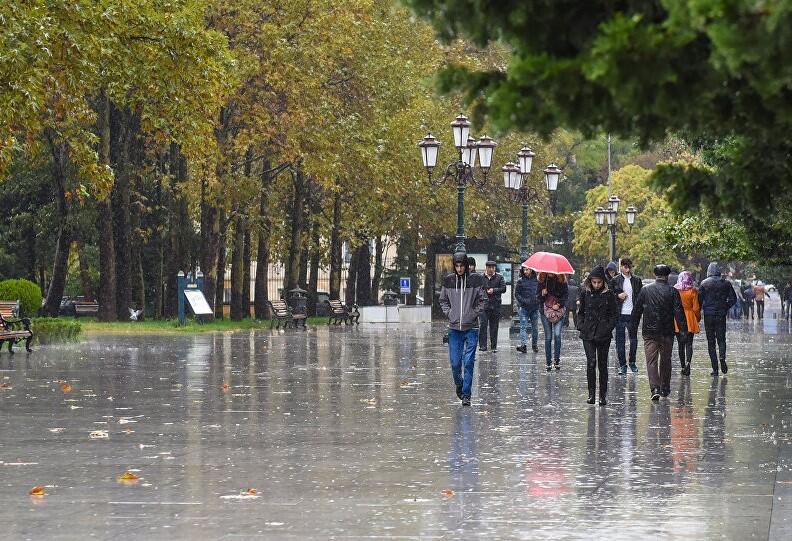 Bakıda eyni vaxtda leysan və günəşli hava