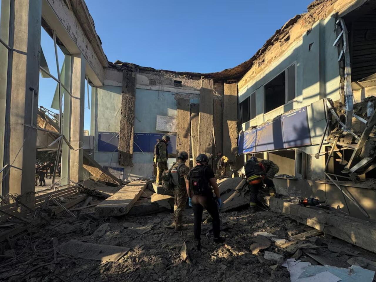 Rusiya Zaporojyedə avtovağzal və klinikanı bombaladı  20yə yaxın yaralı var  FOTO
