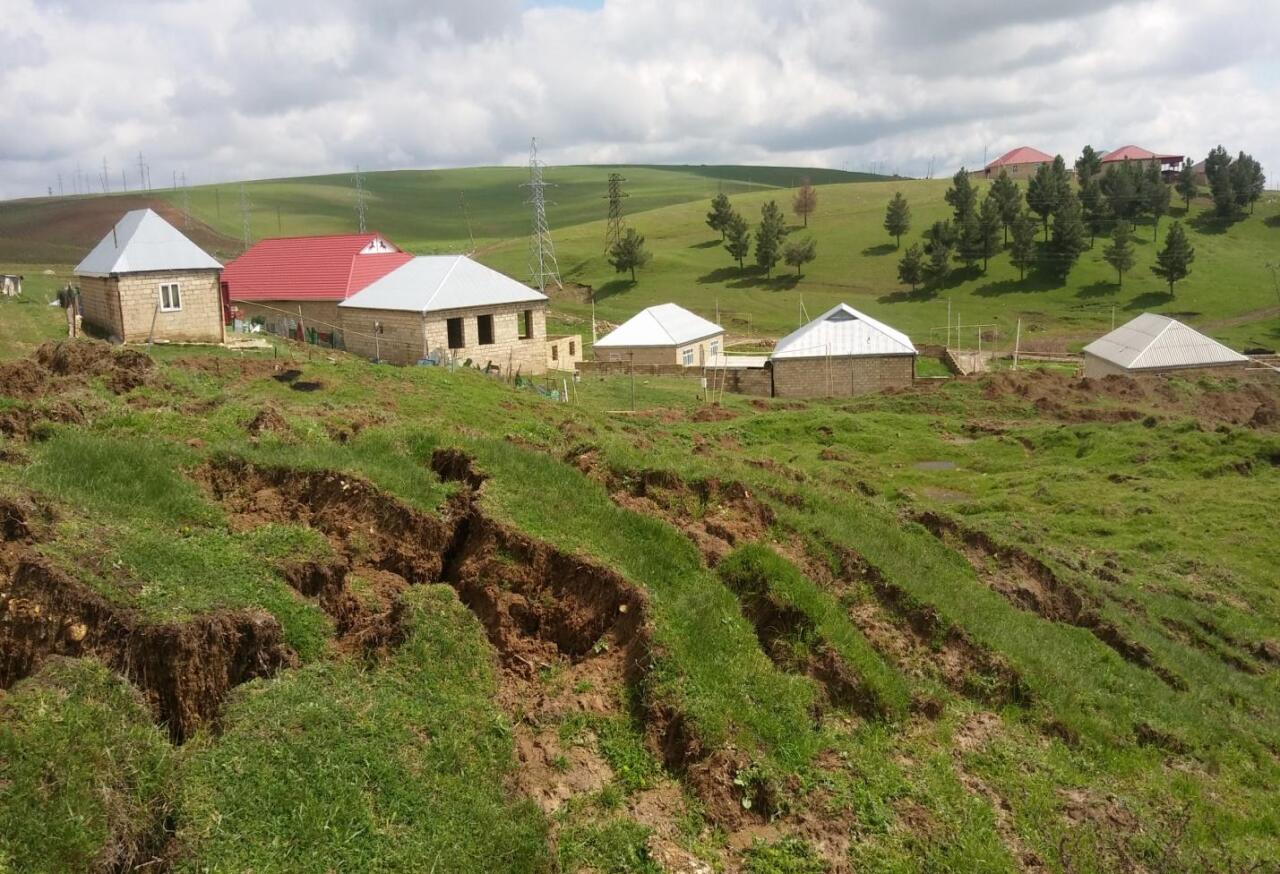 Astarada torpaq sürüşməsi: Hazırda ərazidə vəziyyət necədir?  AÇIQLAMA