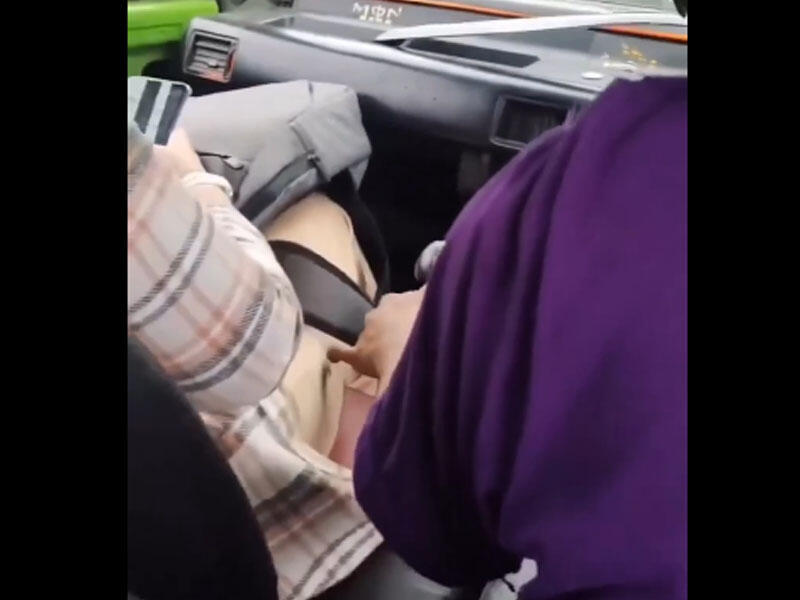 Taksi sürücüsünün qadın sərnişinə qəsdən toxunması kameraya düşdü  VİDEO