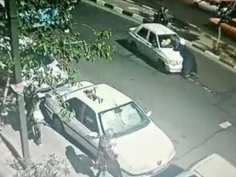 İranda avtomobil mollanı vurdu: Din xadimi kapotun üstündə qaldı 