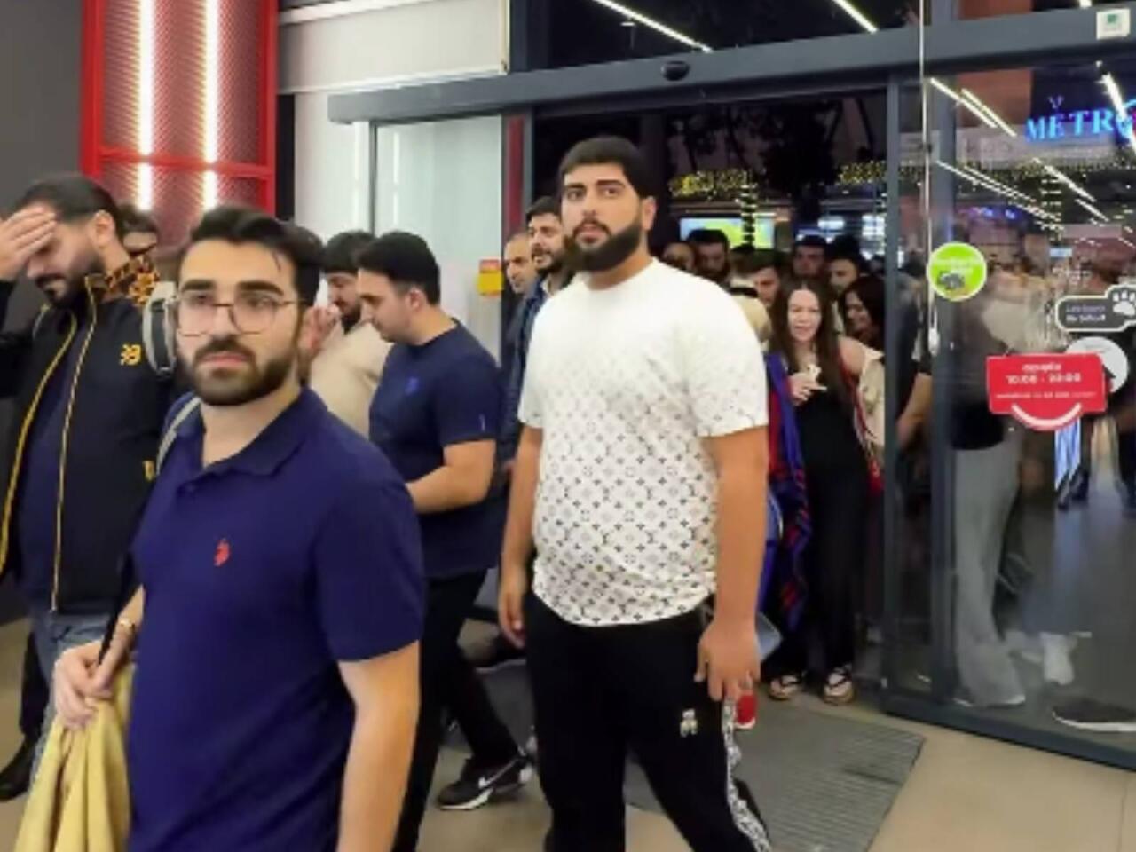 Bakıda gecə vaxtı "iPhone 17"yə görə mağazaya axışdılar  VİDEO