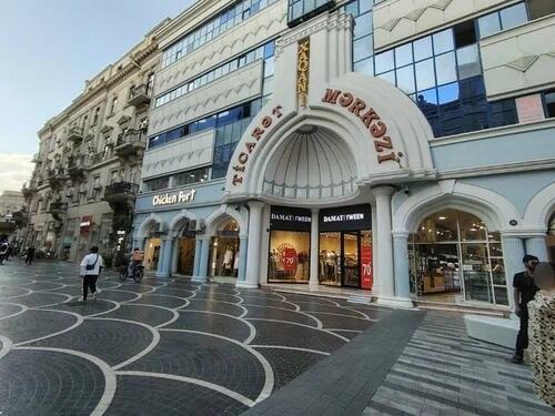 Ticarət mərkəzinin qarşısında təbii ehtiyacını ödədi: "Böyrəklərimdə problem var"